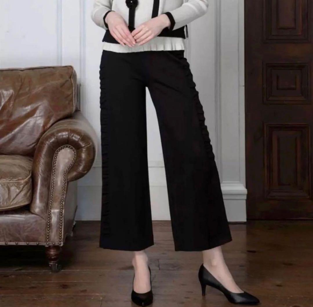 2025AWスーパービューティーフリルデザインポンチ素材パンツ44 - メルカリ