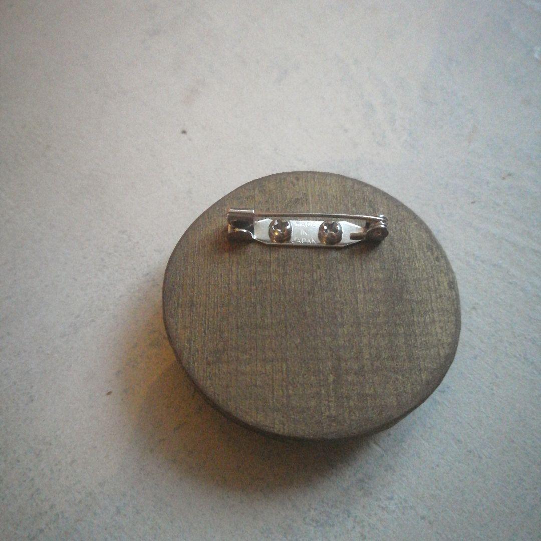 クロヌマタカトシ 彫刻ブローチ 満月 ゴールド