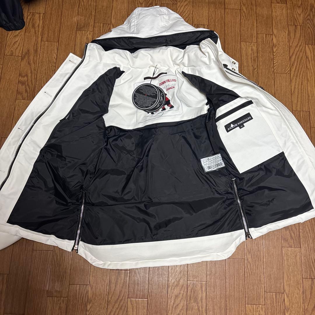Moose Knuckles ホワイトダウンジャケット - メルカリ