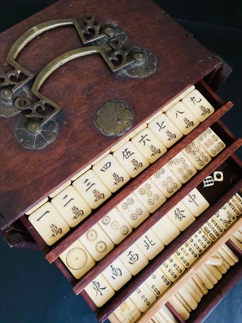麻雀牌　背竹牌　唐木箱　骨董品　アンティーク 背竹 骨牌 麻雀牌 唐木箱 在銘入り 装飾金具 サイコロ 点棒付き
