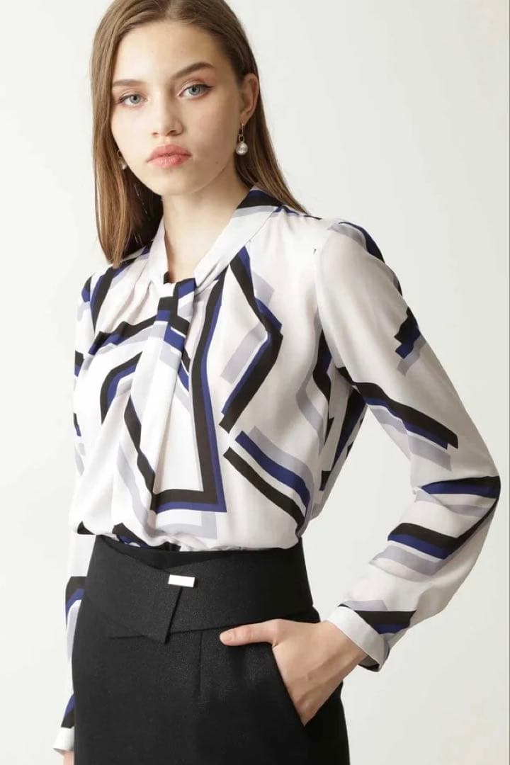 ピンキー＆ダイアン◇ストライプジオメトリック変形スタンドブラウス