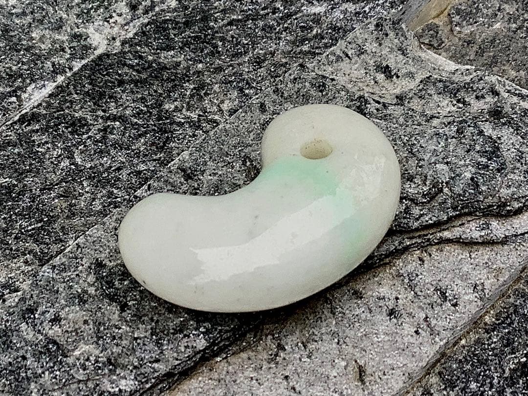 ✳綺麗な淡い緑入り 糸魚川翡翠勾玉 本物の守護石 お守りにお