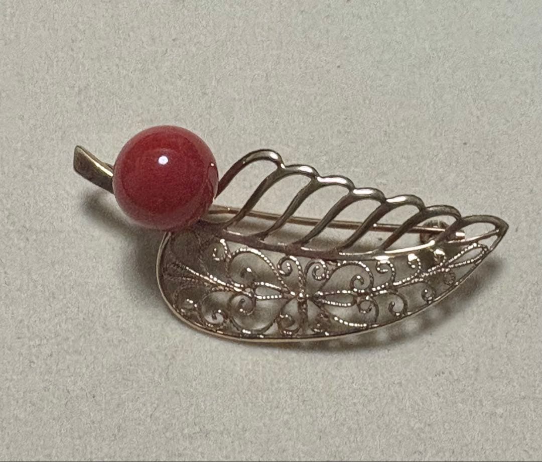 ヴィンテージ風葉型ブローチ 赤い玉　K18 cc34766a9779f6a8c4db2247282edf