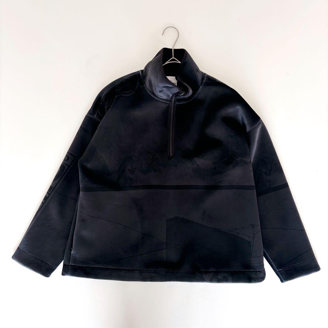 Y-3 VELVET SPACER ZINE ハーフジップ グラフィック Y-3（ワイスリー）の「M CH2 VELVET SPACER ZINE AOP FZ SWEATER