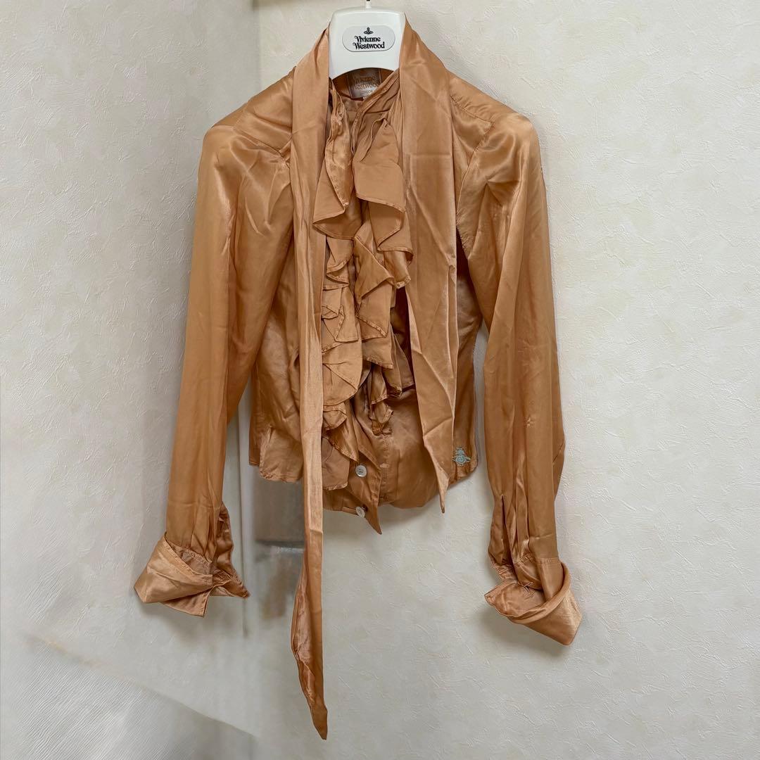 ヴィヴィアンウエストウッド⭐︎フリルブラウス　インポート　サイズ10 Vivienne Westwood（ヴィヴィアンウエストウッド）の「WHITE DOBBY