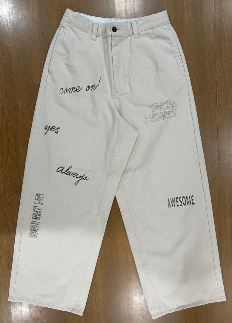 ゆみこ　未着用　Le Melange ロゴプリントチノパン 今のカジュアルに必要なシルエット コーディネートの奥行きが広がる