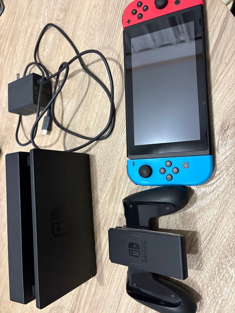Nintendo Switch 本体 赤/青 Joy-Con 充電器 付き Nintendo Switch 本体 赤/青 充電器付き Nintendo Switch 本体 赤/青