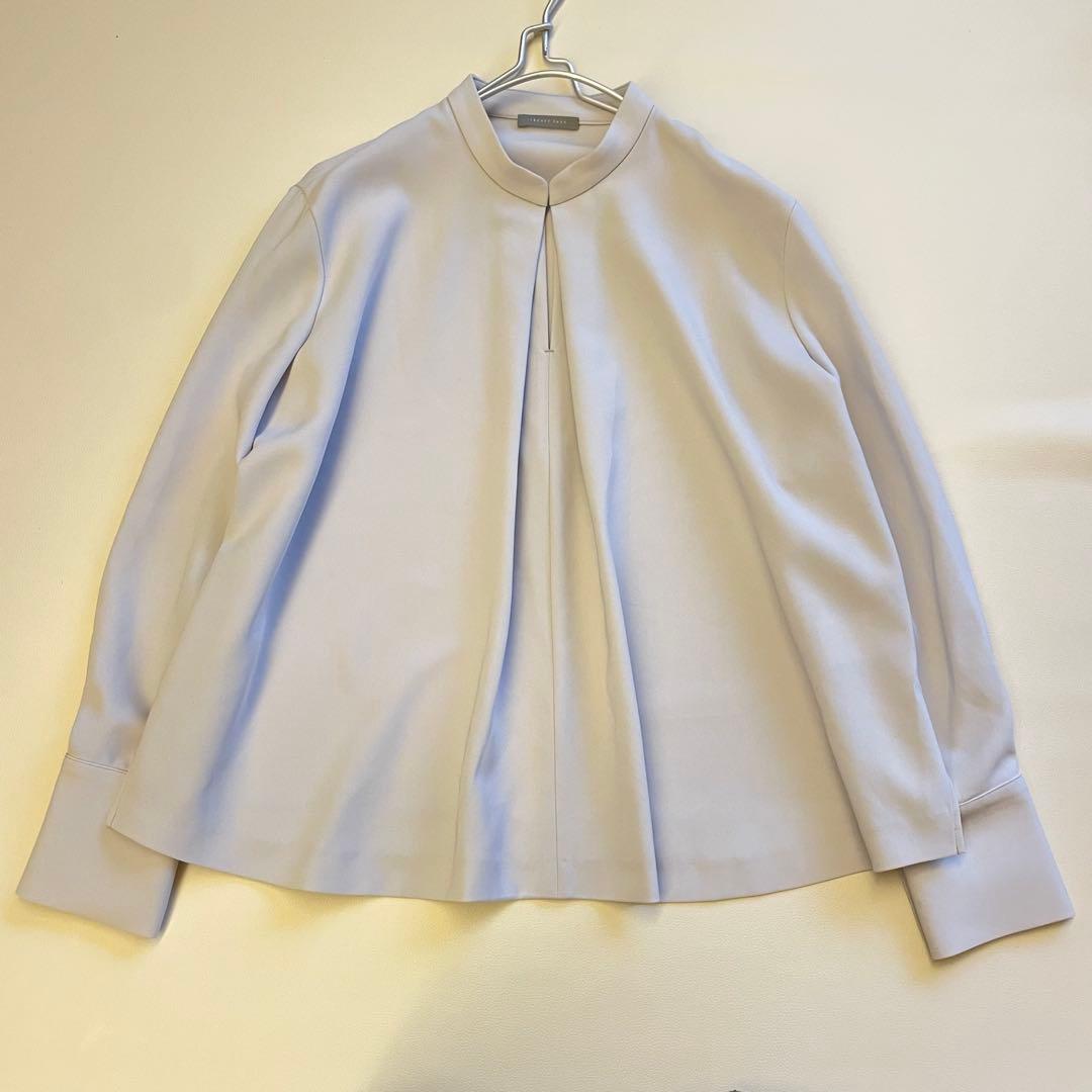25モデル✨セオリーリュクス　サテン バンドカラー ブラウス 比翼 ライトグレー 25モデル✨セオリーリュクス サテン バンドカラー ブラウス 比翼