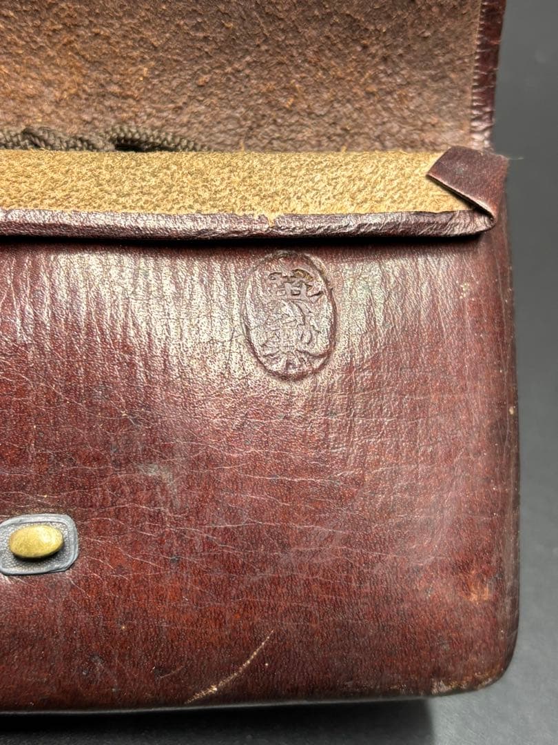 骨董品 煙草入れ 提げ物 勾玉 木製磨出 時代物 アンティーク 革製 英勲