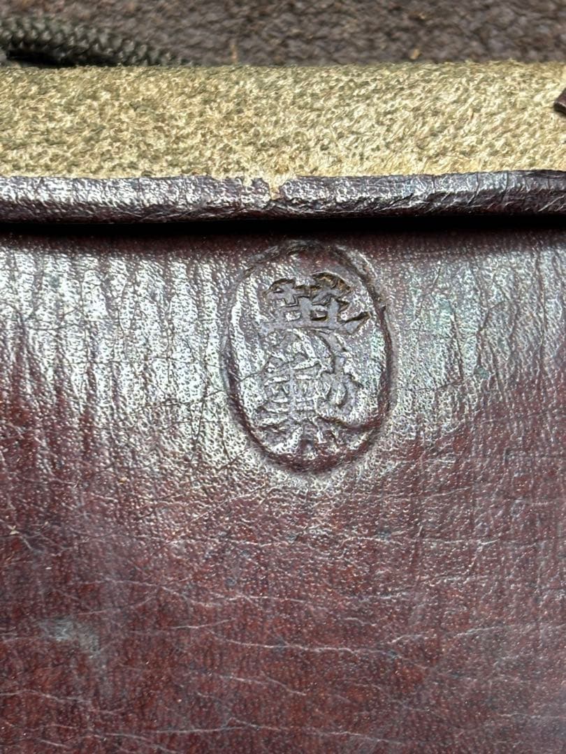 骨董品 煙草入れ 提げ物 勾玉 木製磨出 時代物 アンティーク 革製 英勲