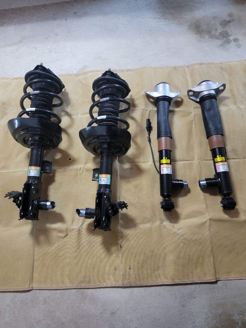 レクサスNX Fスポーツ ハイブリッドAWD 純正サスキット 同じ価格だけど】レクサス NXのFスポーツ、バージョンLってどっちが