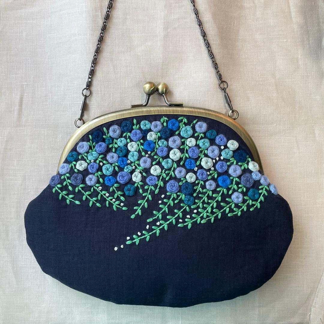 刺繍がま口ポーチバッグ　青色のローズ　ハンドメイド 受注制作】手刺繍のがま口ポーチ『鳥と草花』角型 | iichi 日々の