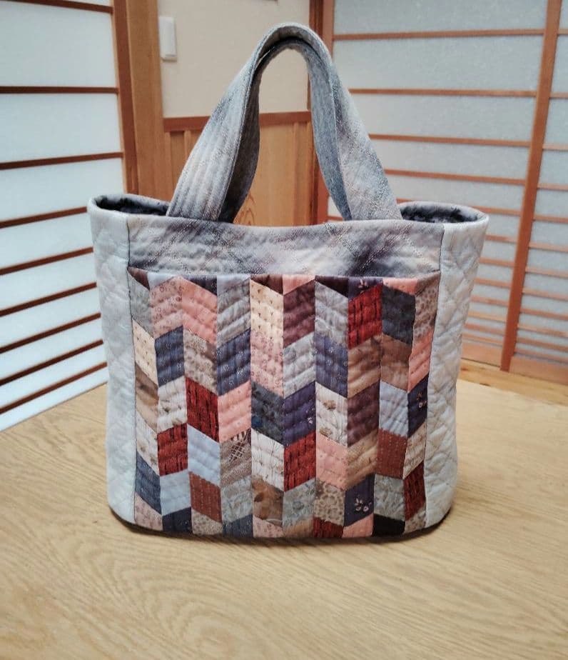 ダイヤモンド柄の手提げバッグ トートバッグ ハンドメイド キルトパーティ 20%OFF】ファスナー付きポケットのトートバッグ | すべての商品