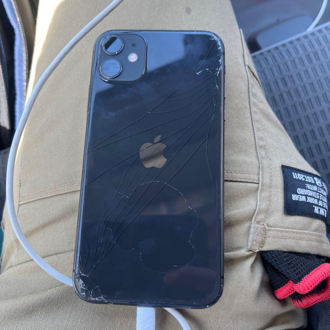 iPhone 11 ブラック 本体 画面ひびあり - メルカリ