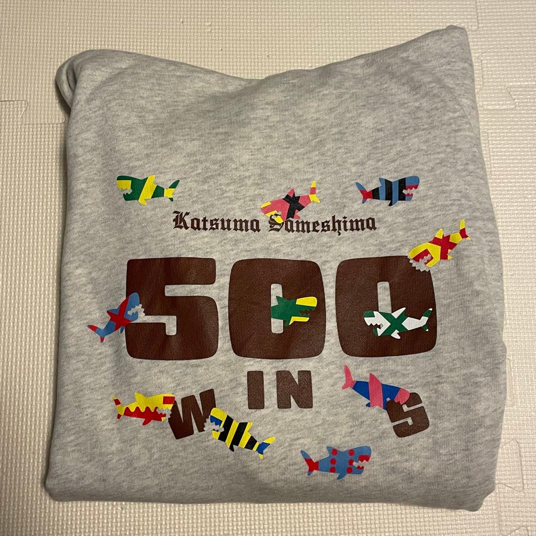 鮫島克駿　500勝記念　トレーナー　競馬　JRA 騎手 鮫島克駿ジョッキー・500勝メモリアルパーカー販売 | 安井商店