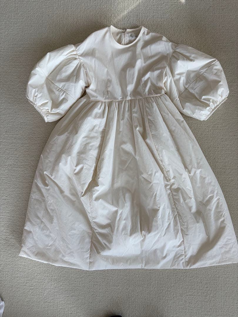 CLANE ホワイト 半袖 パフスリーブワンピース 4月7日（金）発売アイテムをご紹介。去年好評いただいたバルキー