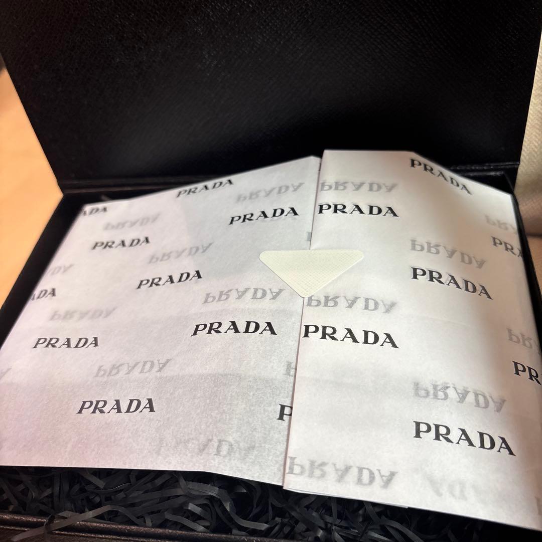 未開封プラダリヴィールメッシュクッションファンデーションLC5限定