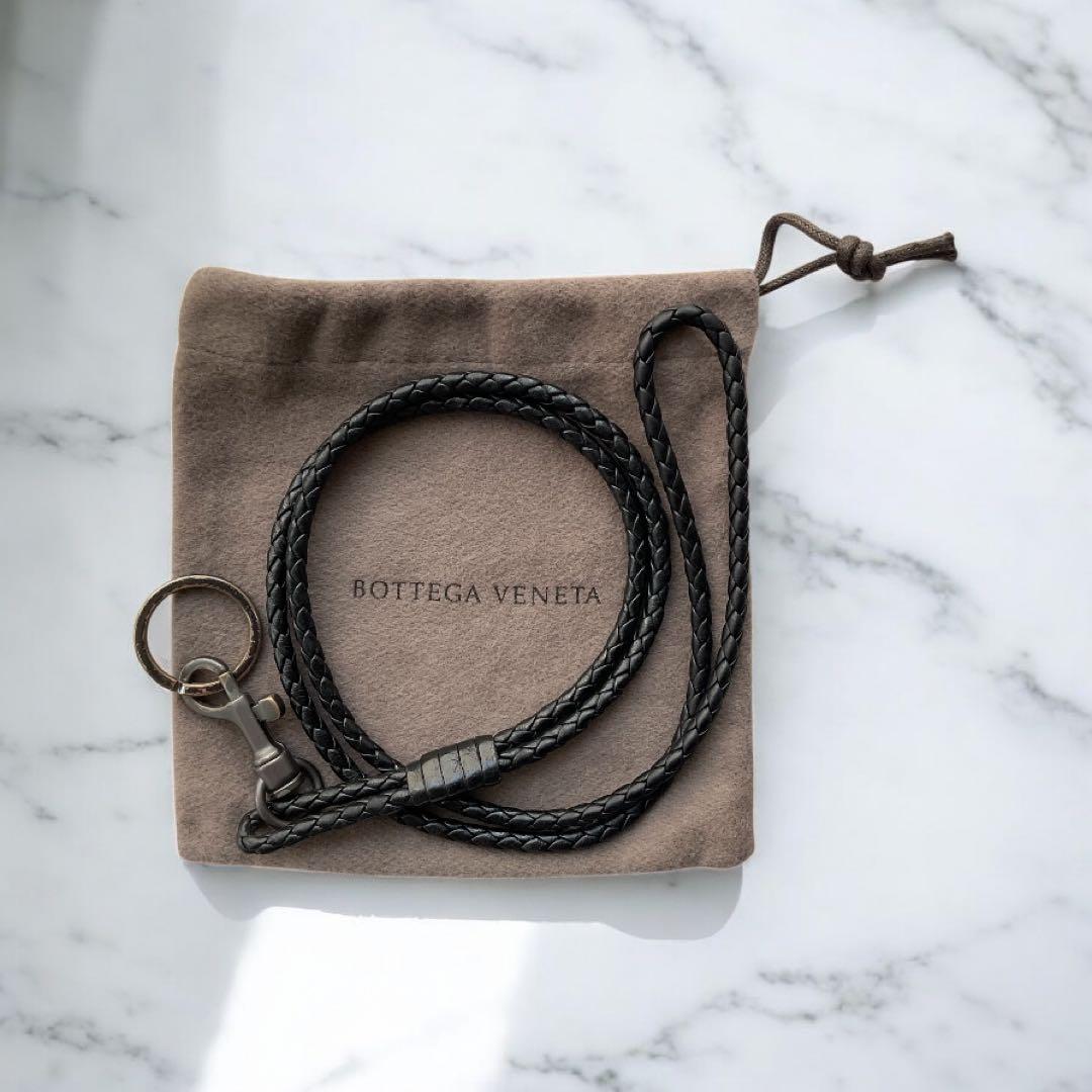 【BOTTEGA VENETA】イントレチャート リング付 ネックストラップ BOTTEGA VENETA（ボッテガ・ヴェネタ） イントレチャート 青 ナッパ