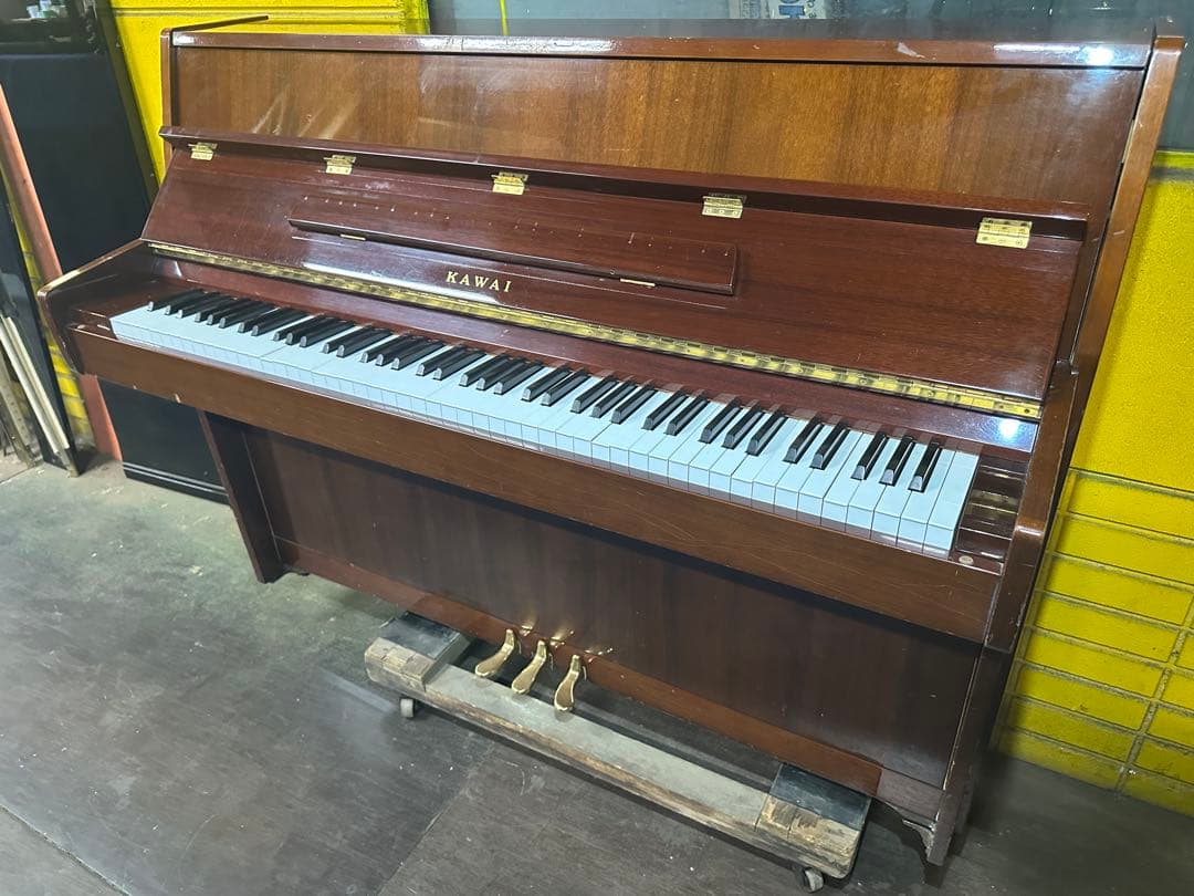 【特価セール】KAWAI CE-7N アップライトピアノ Used Upright Piano, Kawai CE-7N Console Polished Ebony – Alamo