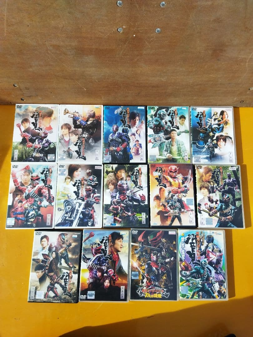 仮面ライダーヒビキ 響鬼　DVD　全12巻+関連DVD2本　合計14本セット Amazon.co.jp: 仮面ライダー響鬼 DVD全12巻セット : DVD