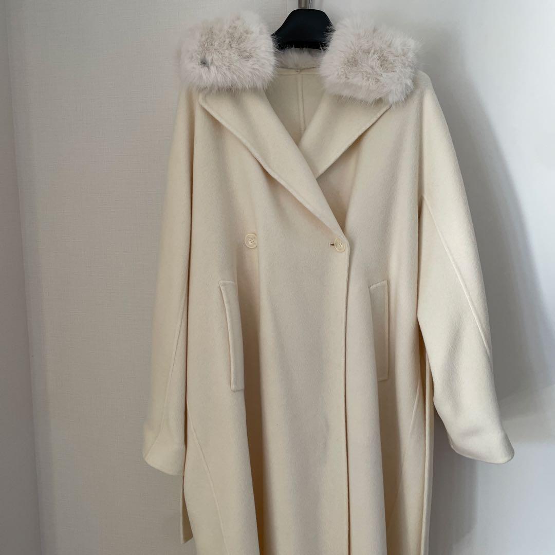 完売商品 ファー付きベージュロングコート　ESMOK フェイクファー付美人見えロングコート - ベルーナ【公式】