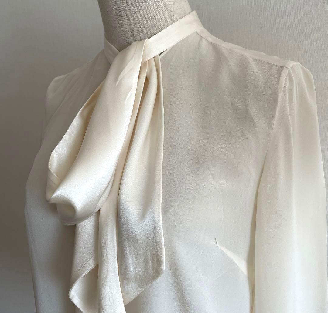 《美品》トゥモローランドコレクション　シルクサテン　ボウタイブラウス　3.3万