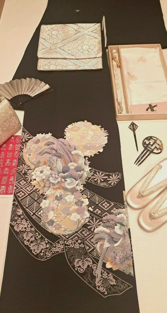 美品❇️手描友禅　刺繍　黒留め袖 　 比翼仕立て　５つ紋　フルセット SOUBIEN（創美苑） レンタル 黒留袖 フルセット 結婚式 着物 黒 袷