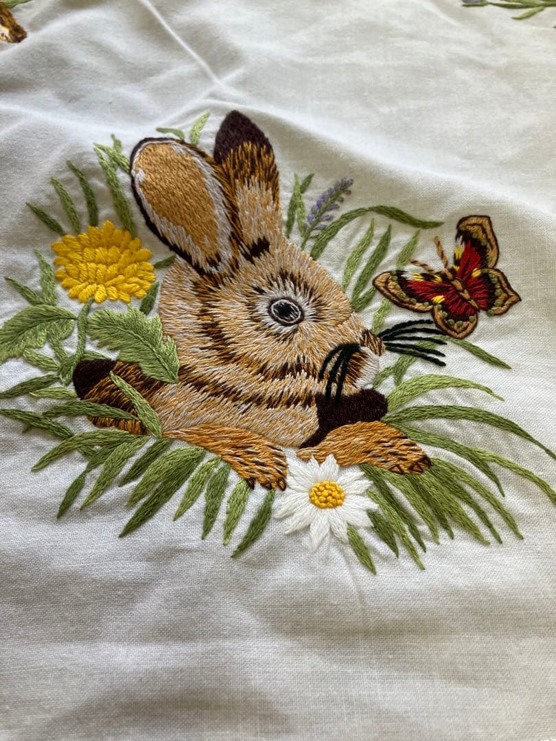 ウサギ刺繍のテーブルクロス87x87cm ウサギ刺繍のテーブルクロス87x87cm ウサギ刺繍のテーブルクロス