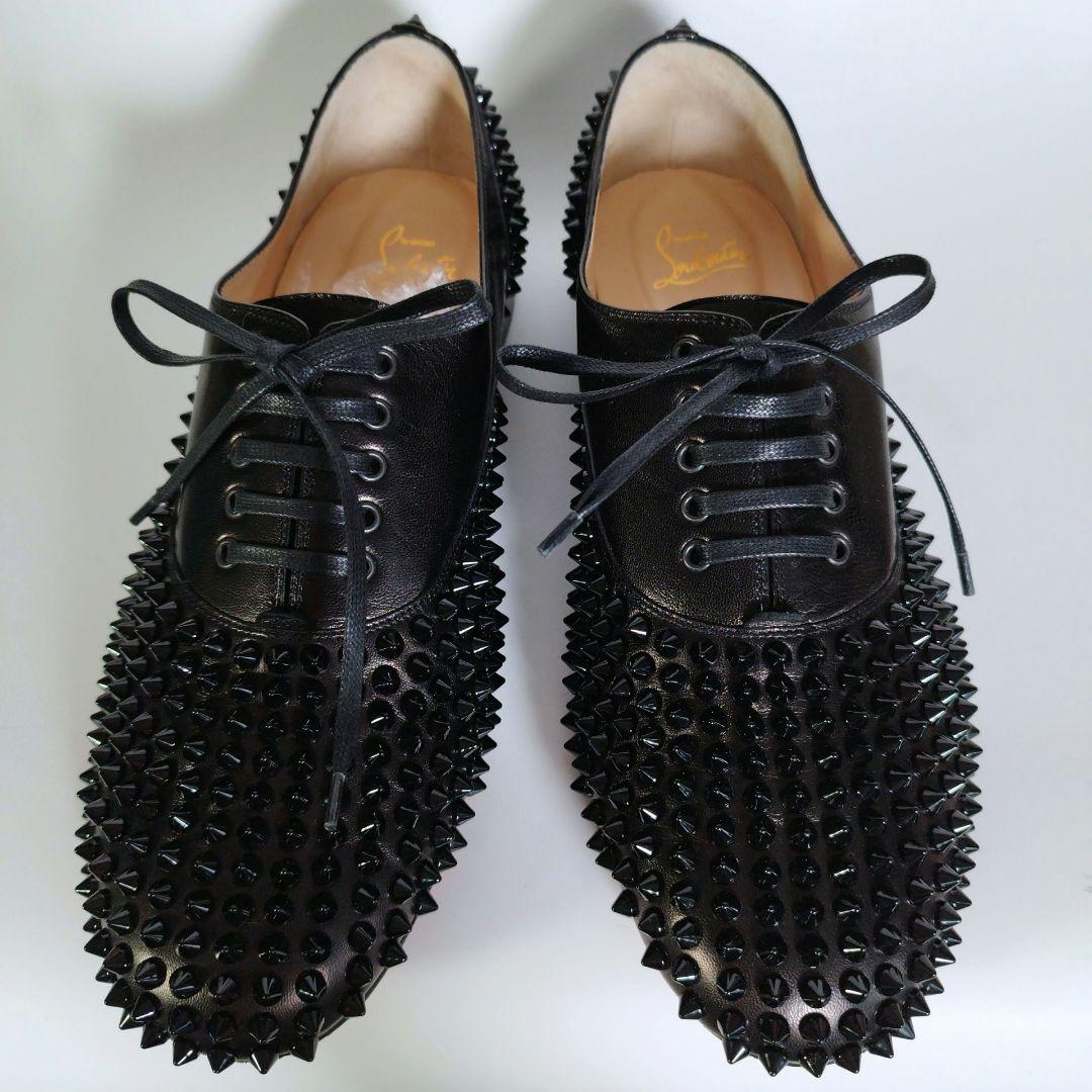 美品 クリスチャンルブタン フレディ ドレスシューズ 革靴 41.5 スパイク クリスチャン ルブタン26年春メンズシューズ、“蝶モチーフ”のレザー