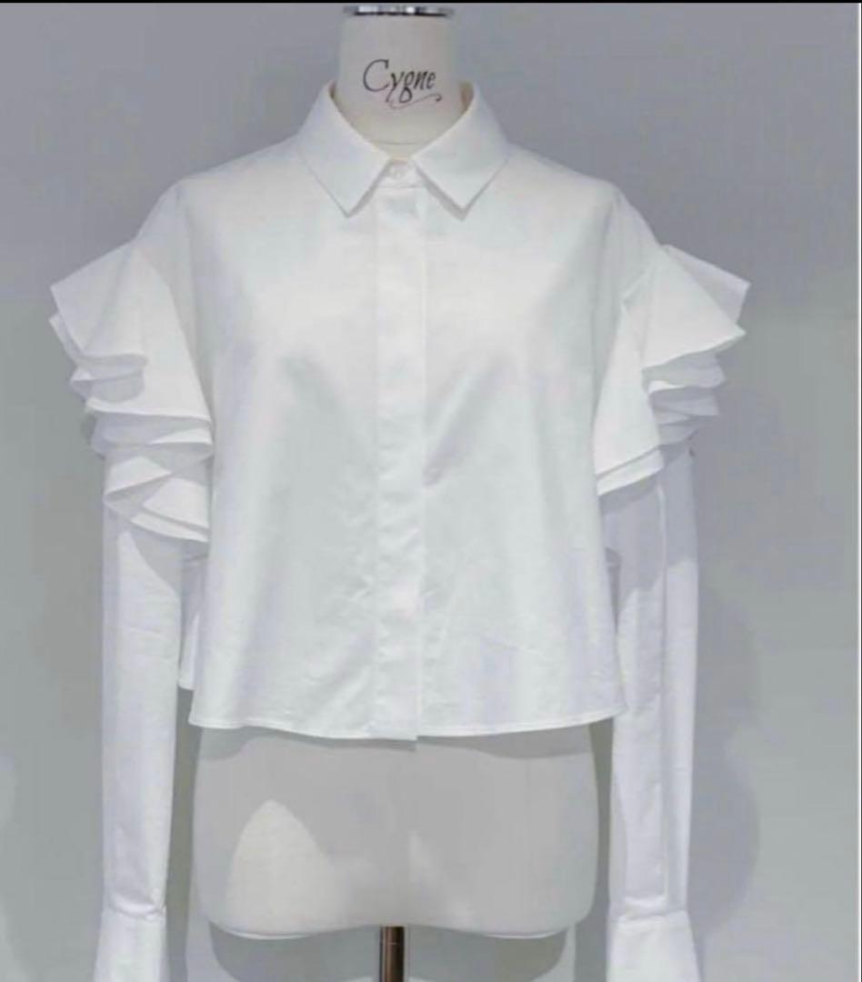 シーニュ cygne バックフレアーショート丈ブラウス Céline