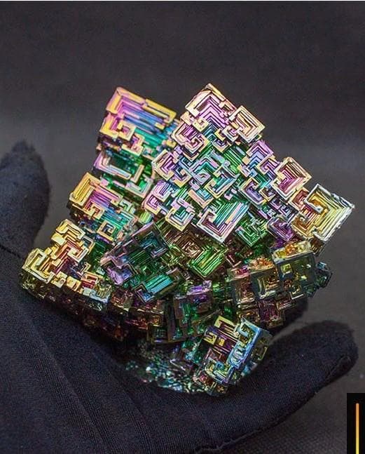 た*K様 神秘的な美しさを持つビスマス結晶 ケース付き【682g】 ビスマス価格高騰！】神秘的なビスマス結晶 606g ケース付き - メルカリ