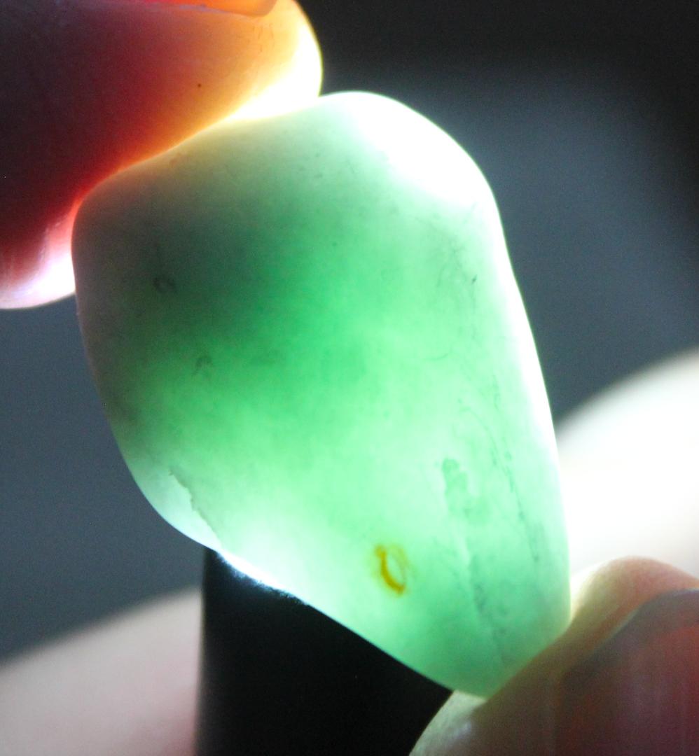 透過抜群☀︎アップルグリーンの上質翡翠］糸魚川翡翠 原石 8.2g