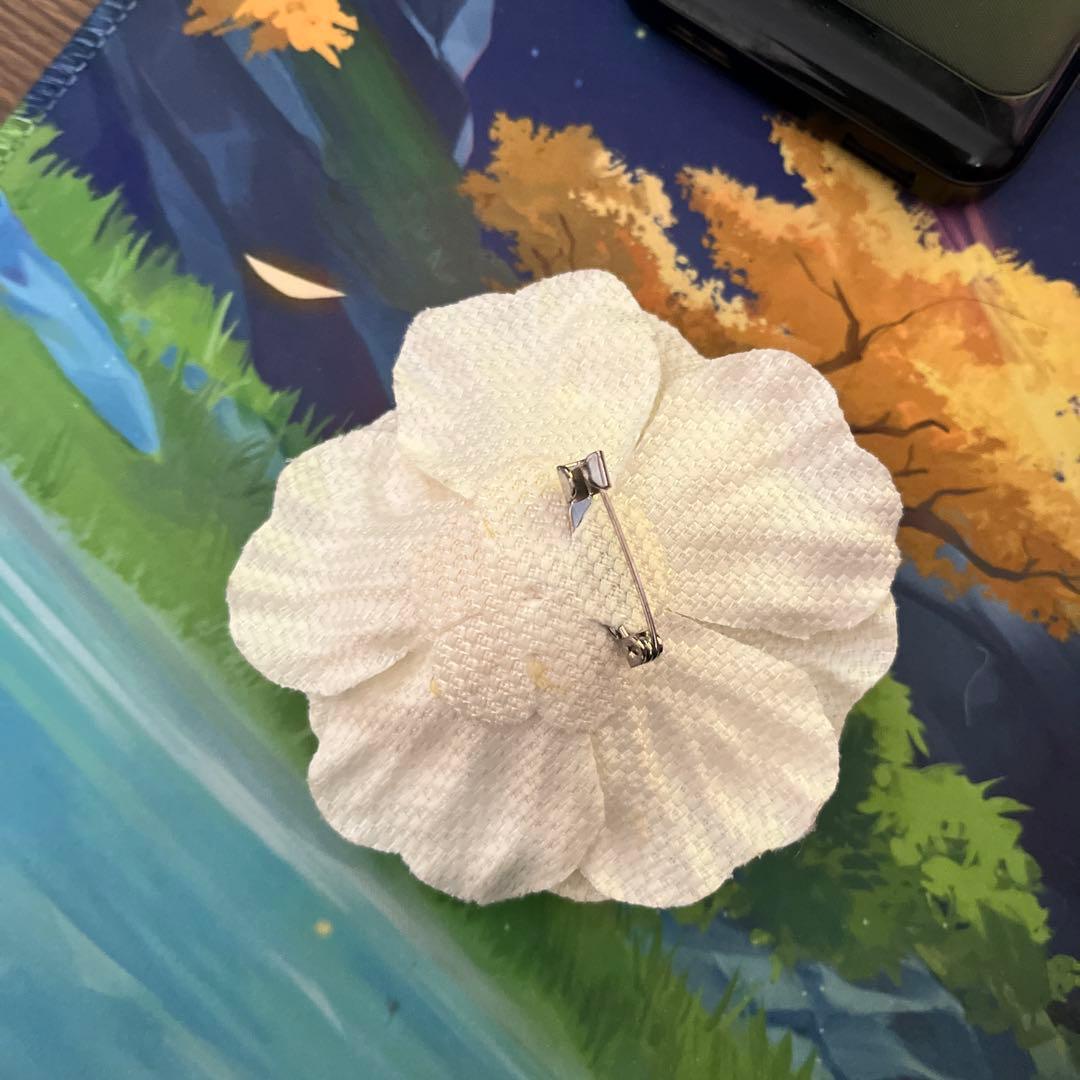 ホワイトフラワーブローチ