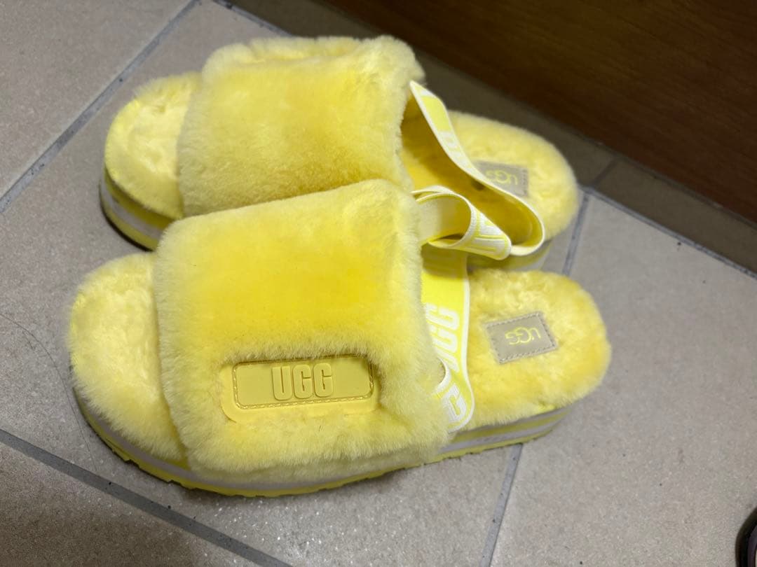 UGG イエロー ファーサンダル UGG イエロー ファー サンダル 24㎝ - メルカリ