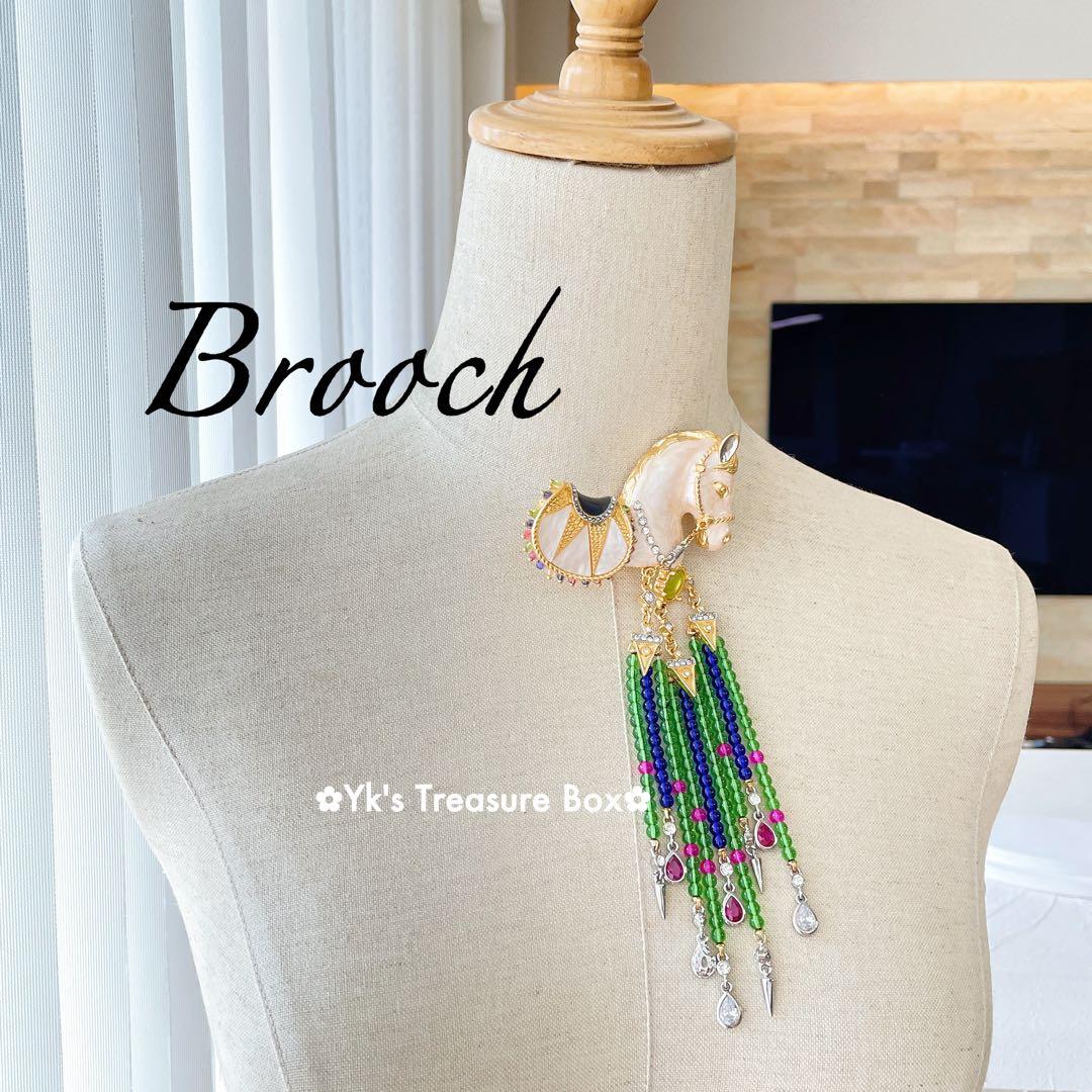 Z284/マットゴールド エナメル 馬 ホース瑠璃ビーズタッセルブローチ