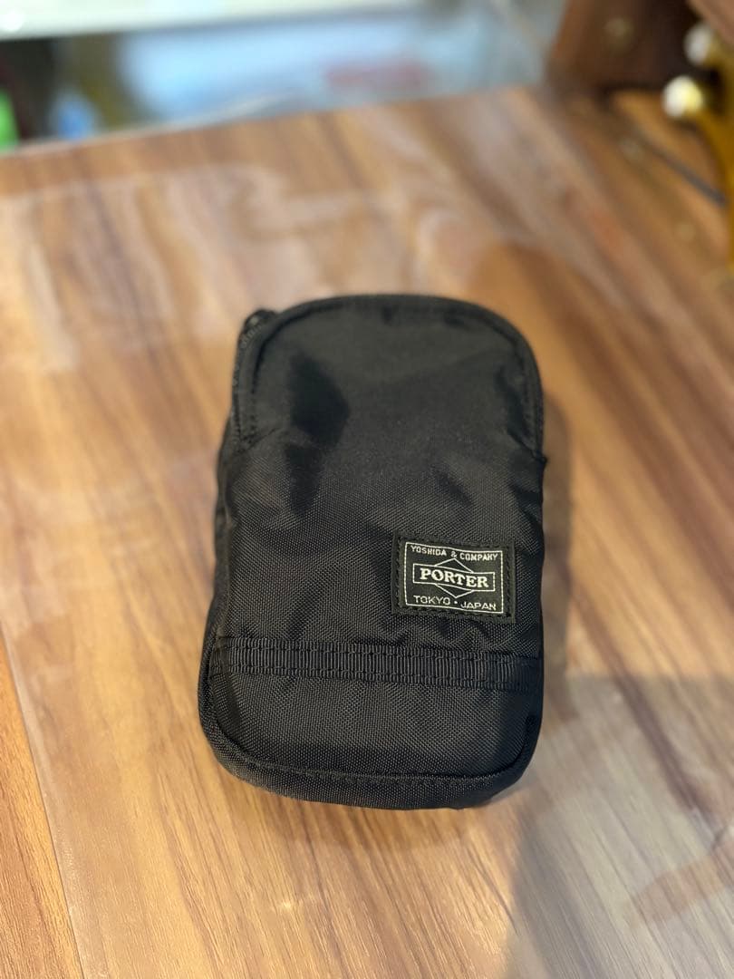 PORTER ブラック ポーチ 日本製 ストラップ付き ケース、ポーチ、ストラップがセットに。ポーターからiPhone15 Pro用