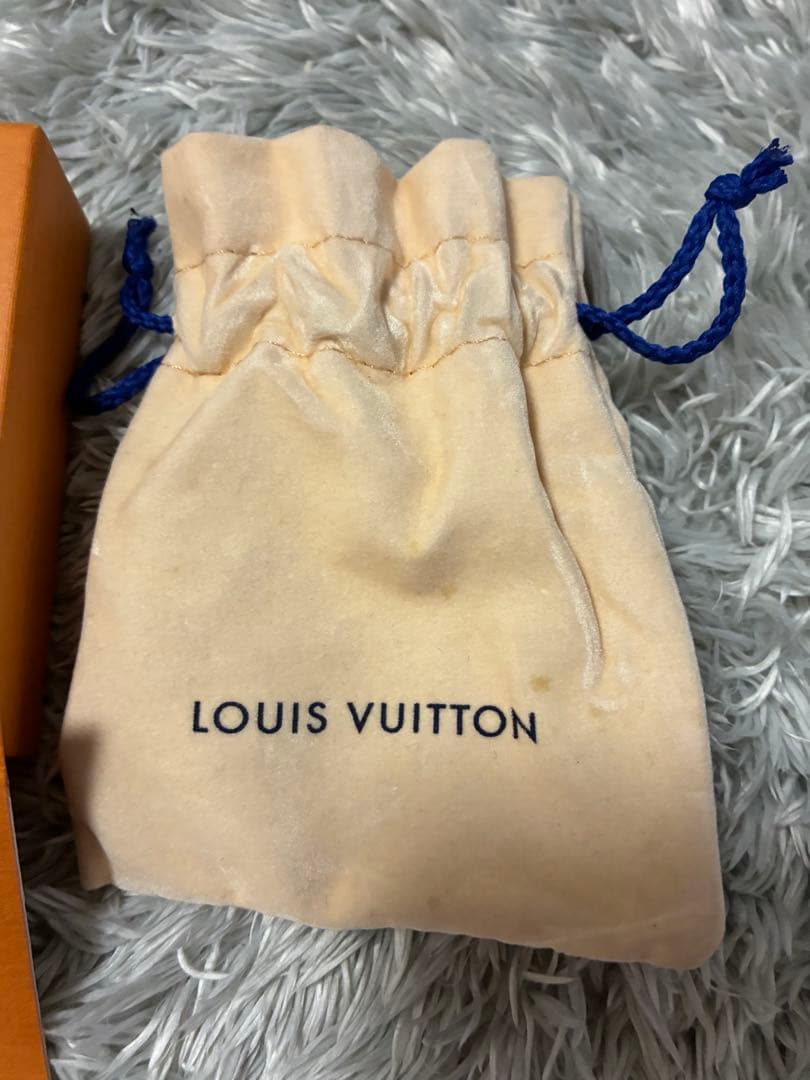 ルイ・ヴィトン シュプリーム コラボ ピンバッジ 未使用品 箱 袋付