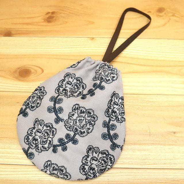 ミナペルホネン yula drop bag 巾着バッグ 花柄 ライトグレー - メルカリ