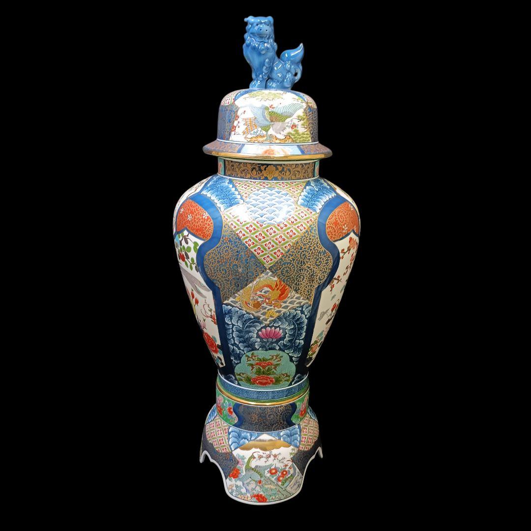 有田焼　勝右衛門　飾壺　染錦　金彩色絵鳥紋　青赤装飾陶器壺 獅子の彫刻付き 有田焼 勝右衛門作 飾壺 沈香壷 花鳥文様 孔雀鶴鳳凰龍獅子麒麟梅牡丹