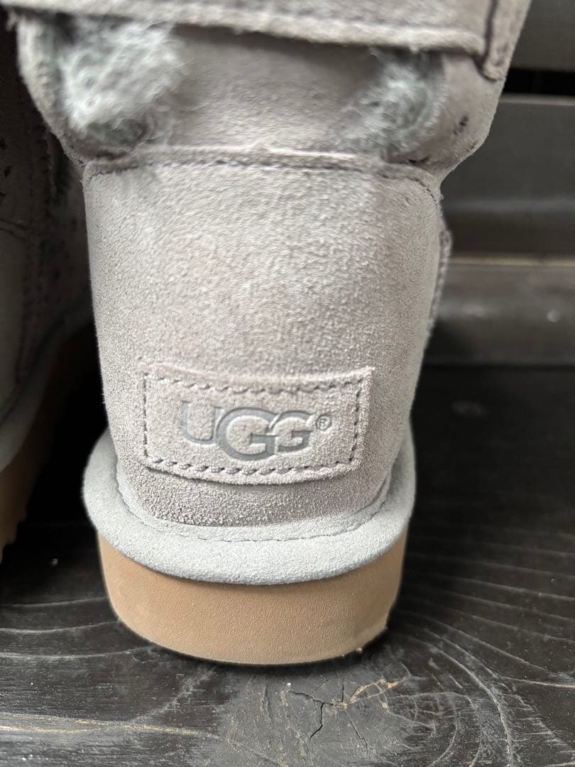程度良好UGG グレー 星型デザインムートンブーツ - メルカリ