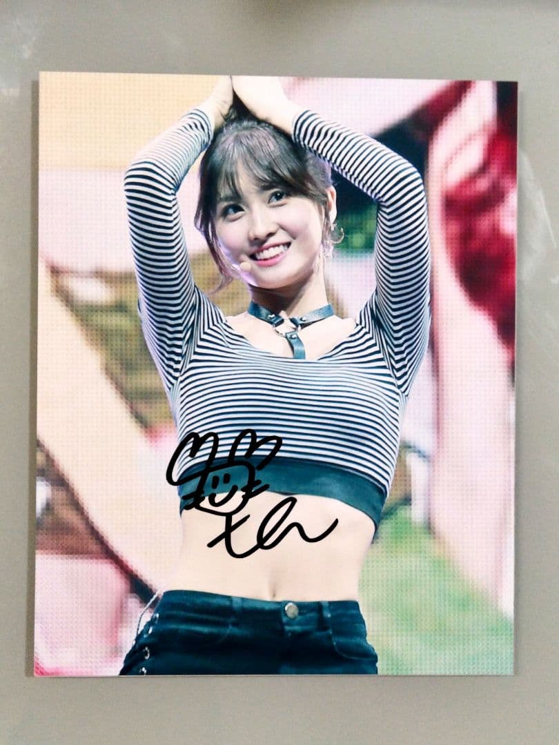 セール中…モモ直筆サイン入り超大型写真…Momo…TWICE‥➉ - メルカリ