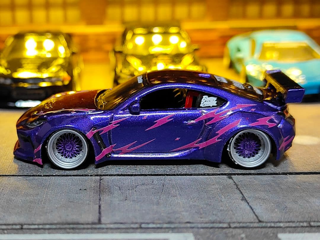 ホットウィールカスタム トヨタ GR86 ドリ車☆赤紫☆深リム☆トミカ