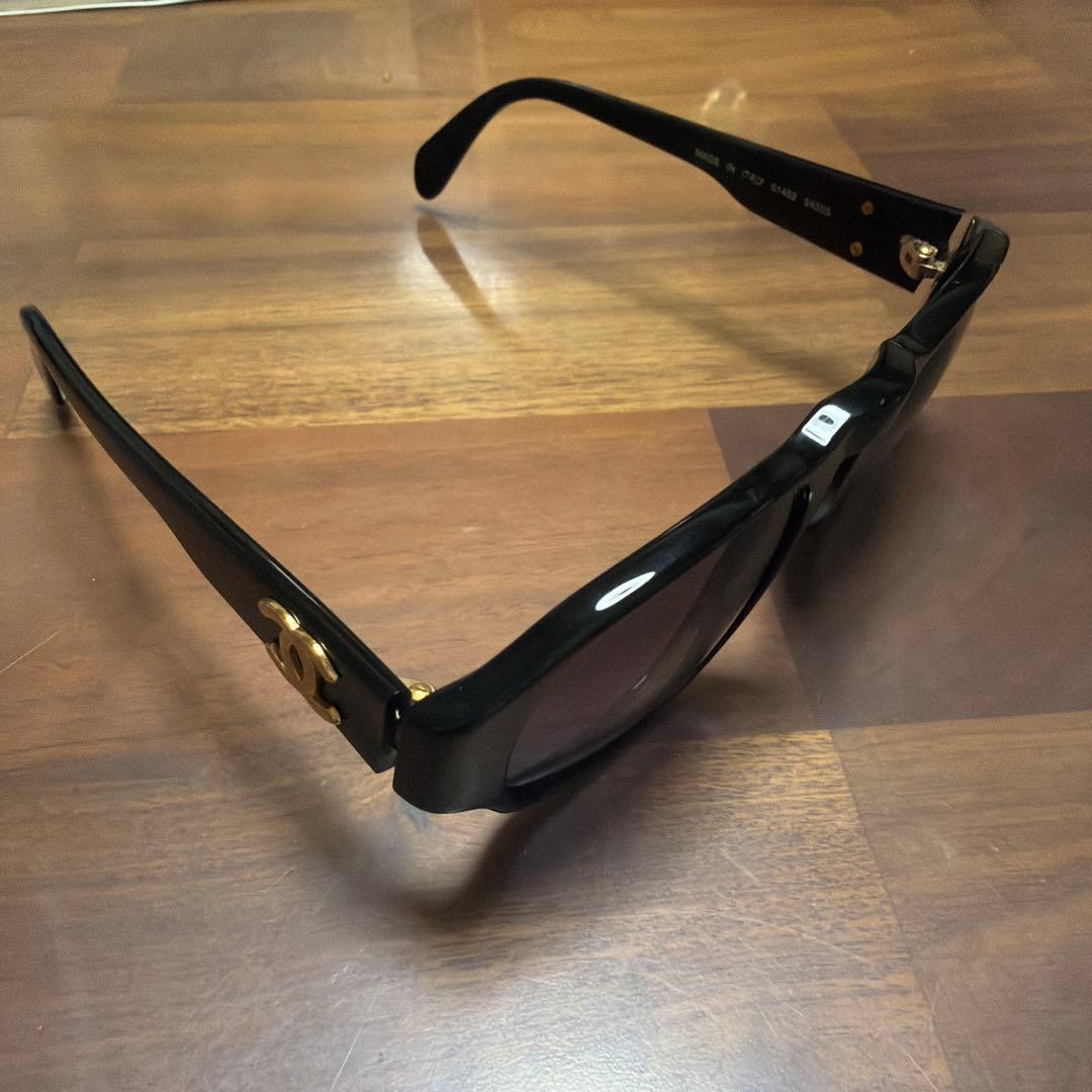 CHANEL ブラックサングラス ゴールドロゴ シャネル CHANEL サングラス レディース メンズ （ブラック