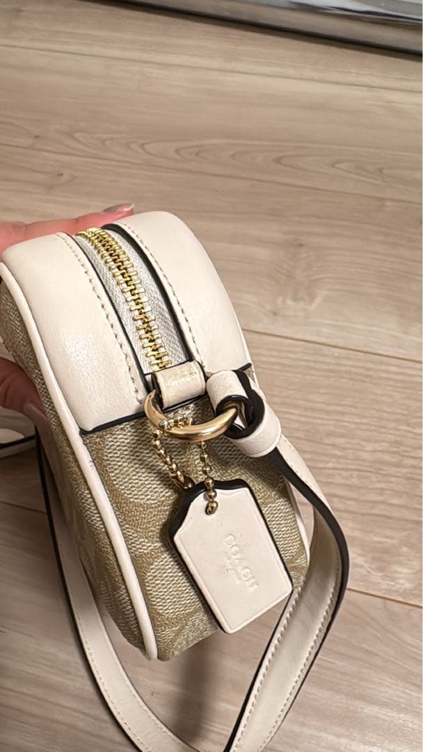 Coach ショルダーバッグ ベージュ/ホワイト - メルカリ