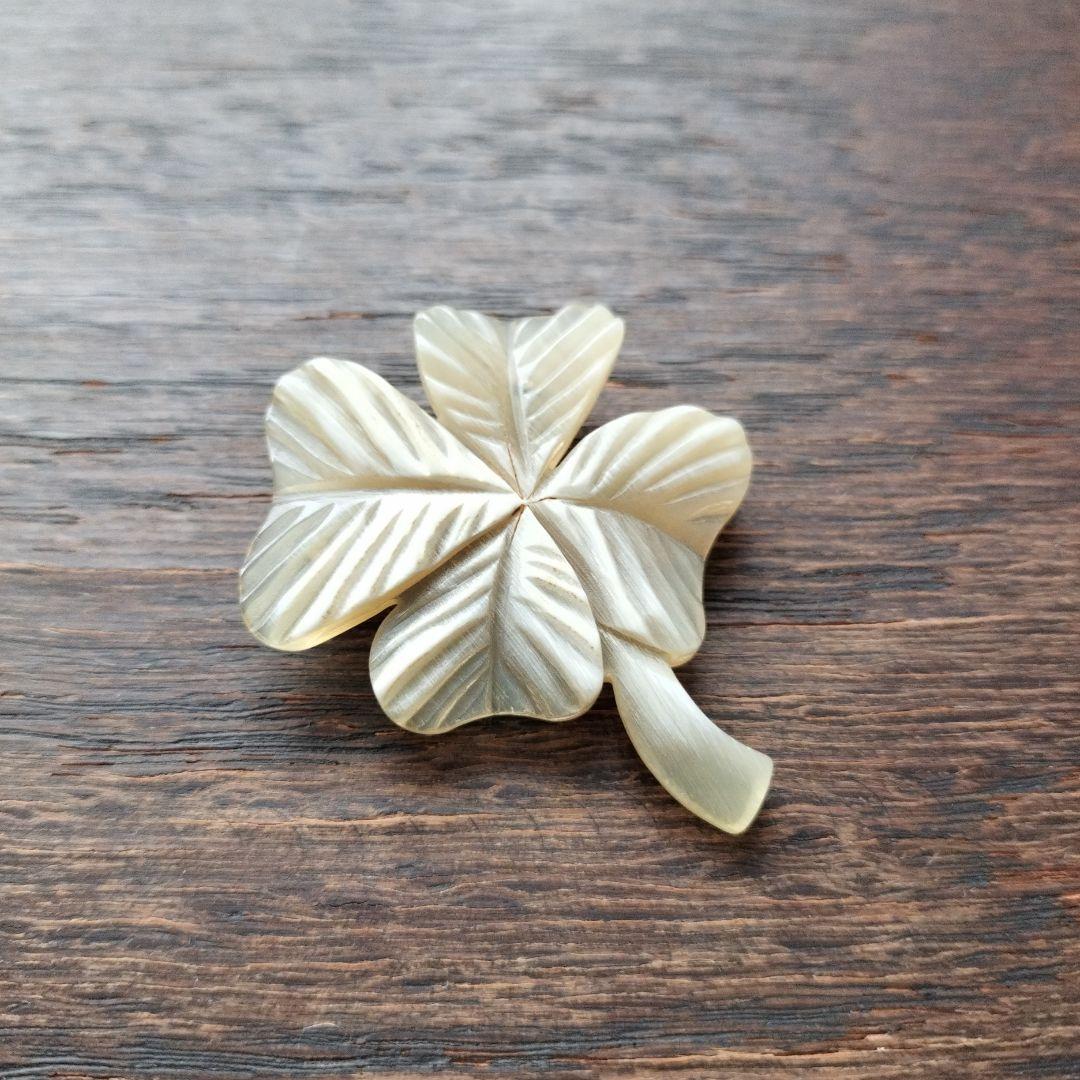 ミナペルホネン クローバー 水牛ブローチ - メルカリ