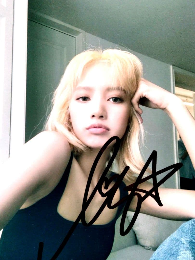 リサ直筆サイン入り2Lサイズ写真…Lisa…BLACKPINK ⑫ - メルカリ