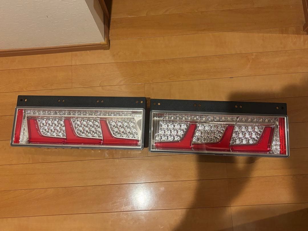koito 3連 リアコンビネーションランプ 左右セット ISUZU 新車外し 3連式リアコンビネーションランプ KOITO(小糸製作所) トラック用テール