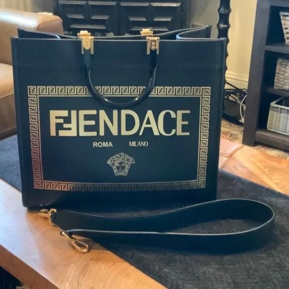 中古 FENDACE ロゴ入りショルダーバッグ FENDI x Versace Fendace Black and Gold Shoulder Bag | eBay