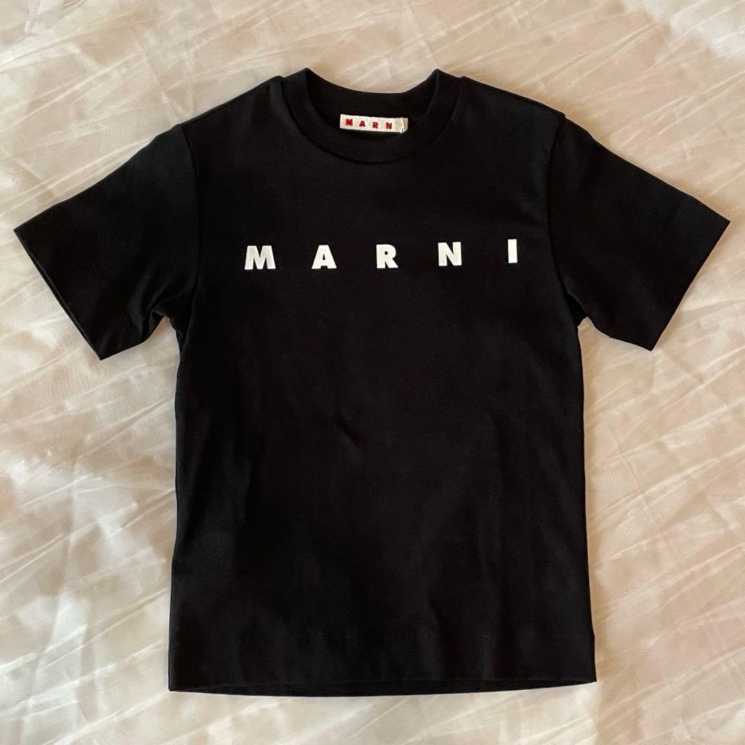【新品未使用】MARNI ブラック Tシャツ ロゴプリント　サイズ4 MARNI マルニ ロゴグラフィック Tシャツ HUMU0198P8 黒 白 半袖Tシャツ