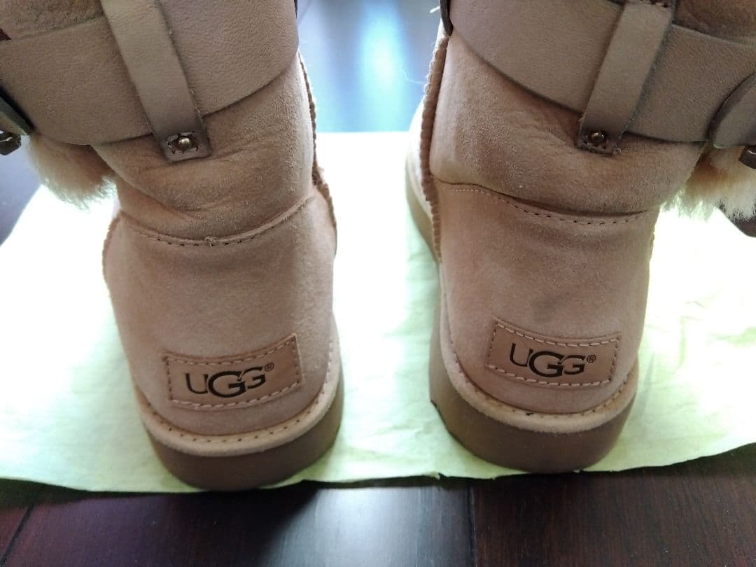 UGG ベージュ スエード ムートンブーツ バックル付き スエードとファー